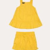 Conjunto infantil feminino amarelo com blusa de alças largas e short solto, detalhe de babado