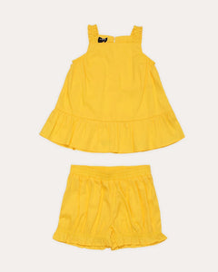 Conjunto infantil feminino amarelo com blusa de alças largas e short solto, detalhe de babado