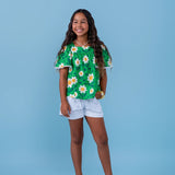 Conjunto infantil feminino com blusa verde de flores brancas e short branco