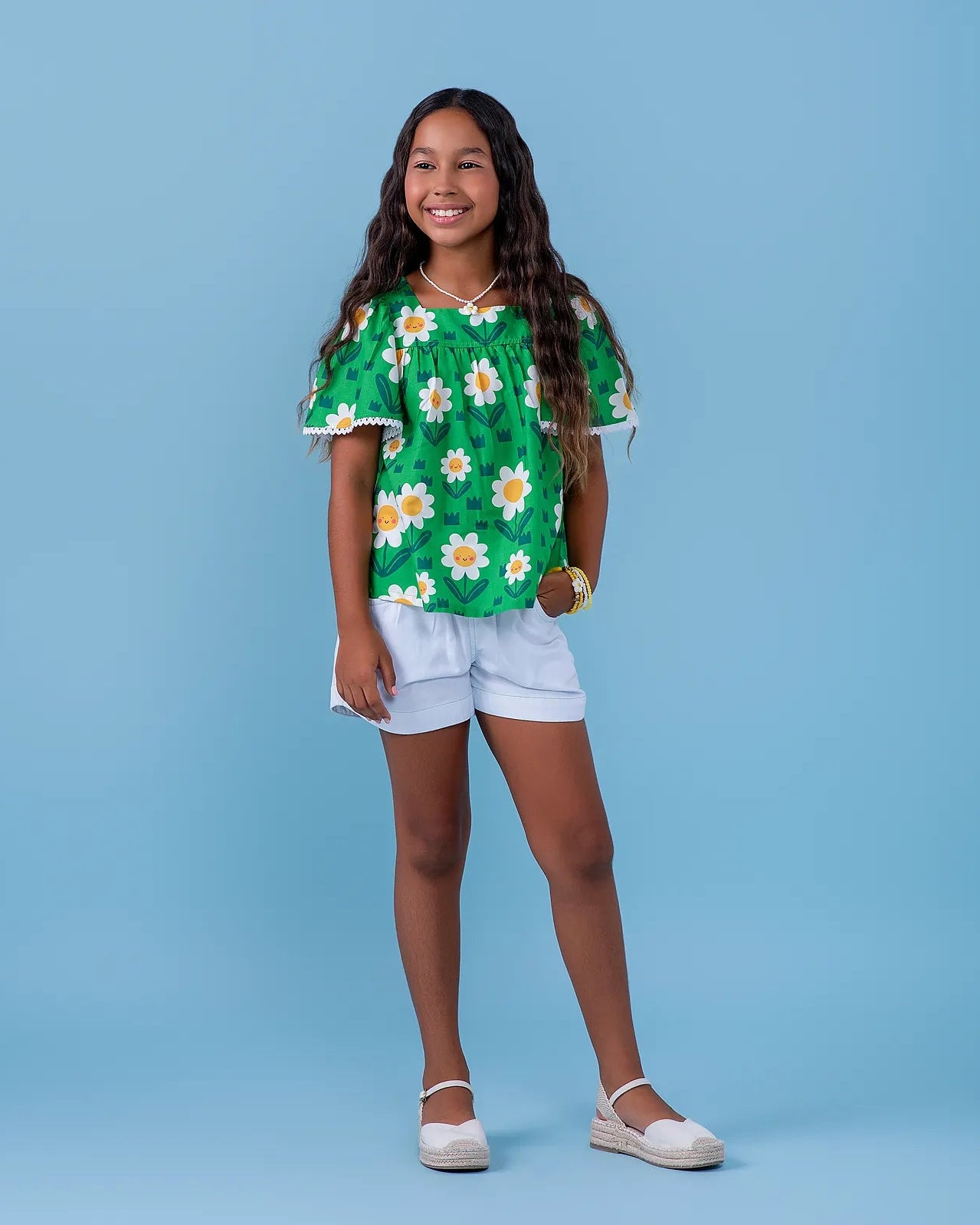 Conjunto infantil feminino com blusa verde de flores brancas e short branco