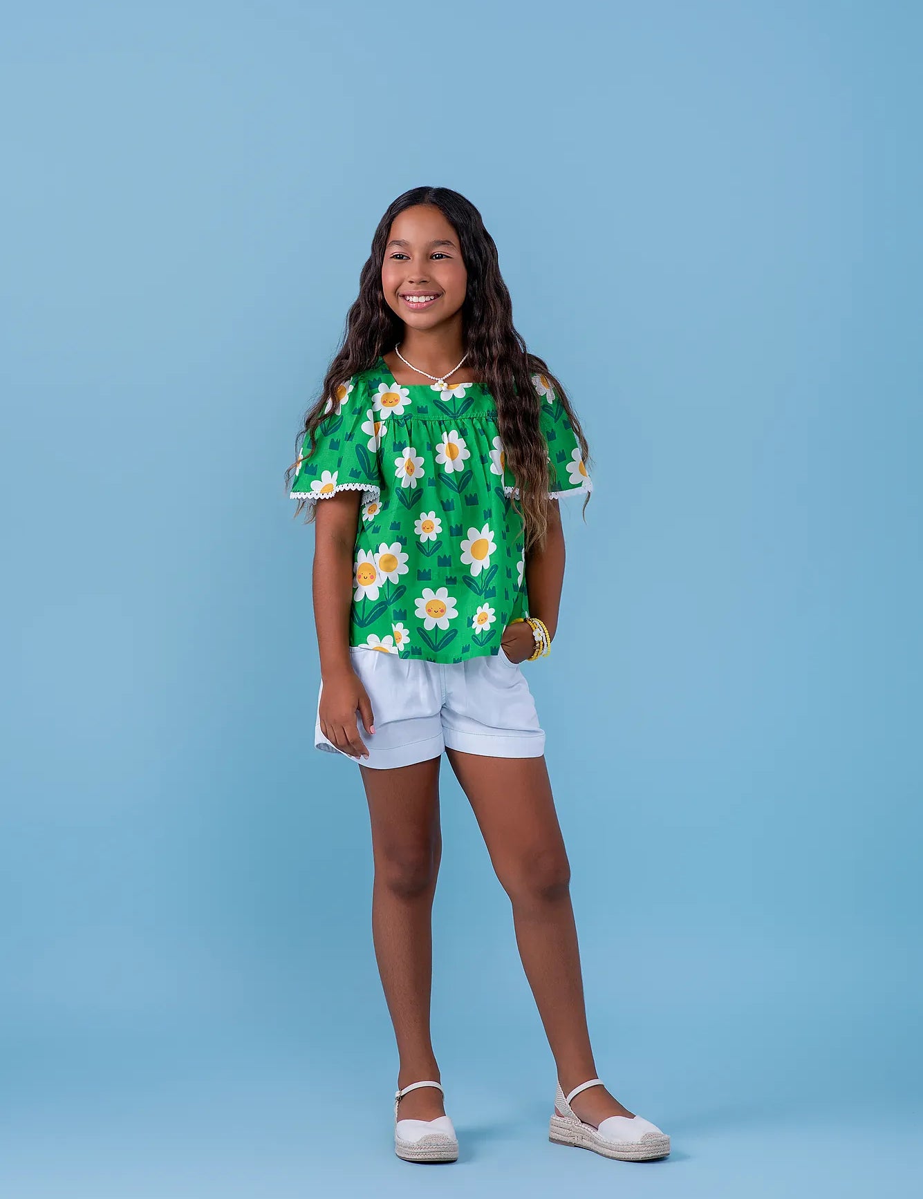 Conjunto infantil feminino com blusa verde de flores brancas e short branco