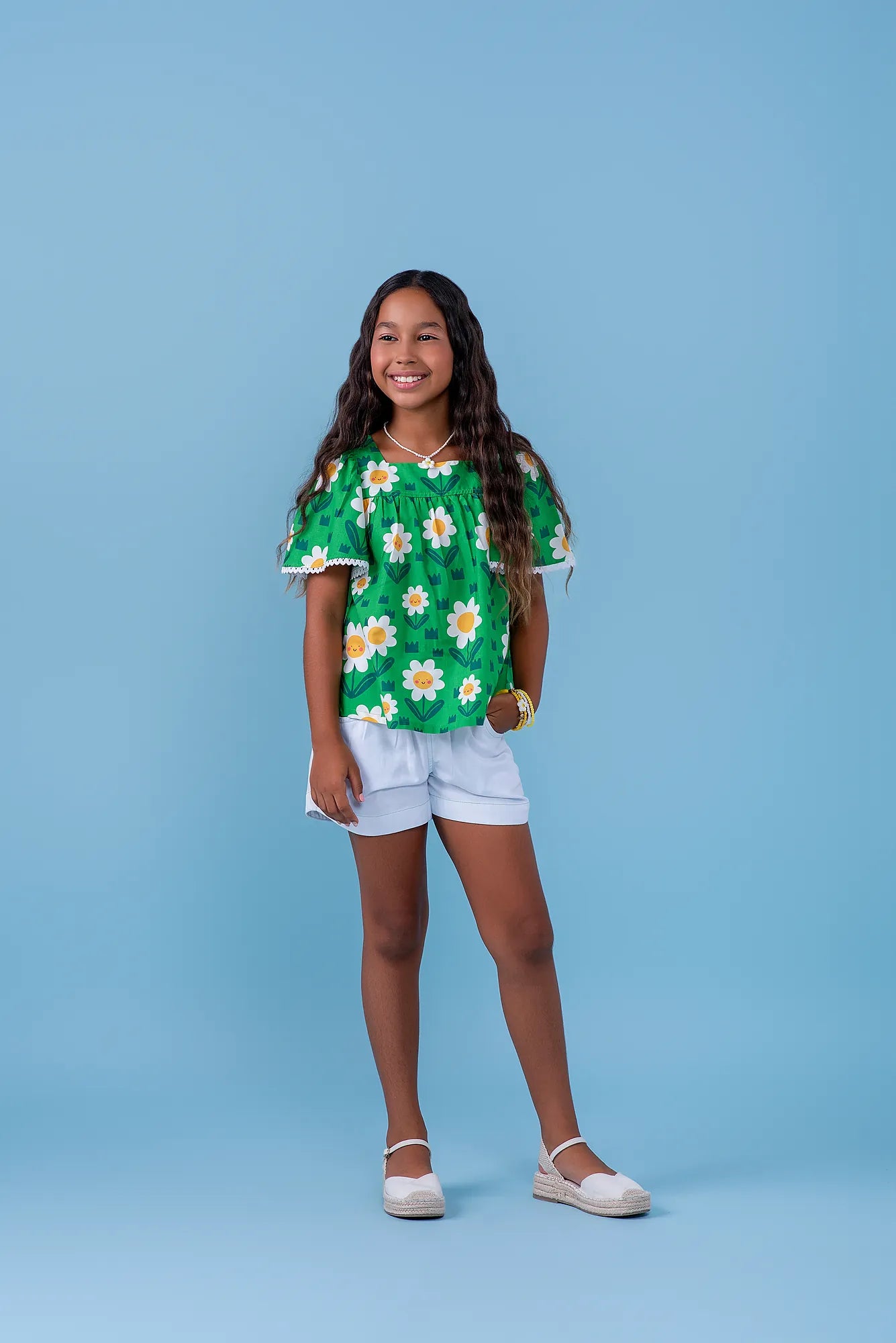Conjunto infantil feminino com blusa verde de flores brancas e short branco