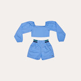 Conjunto feminino infantil azul claro com cropped de mangas longas e short prático