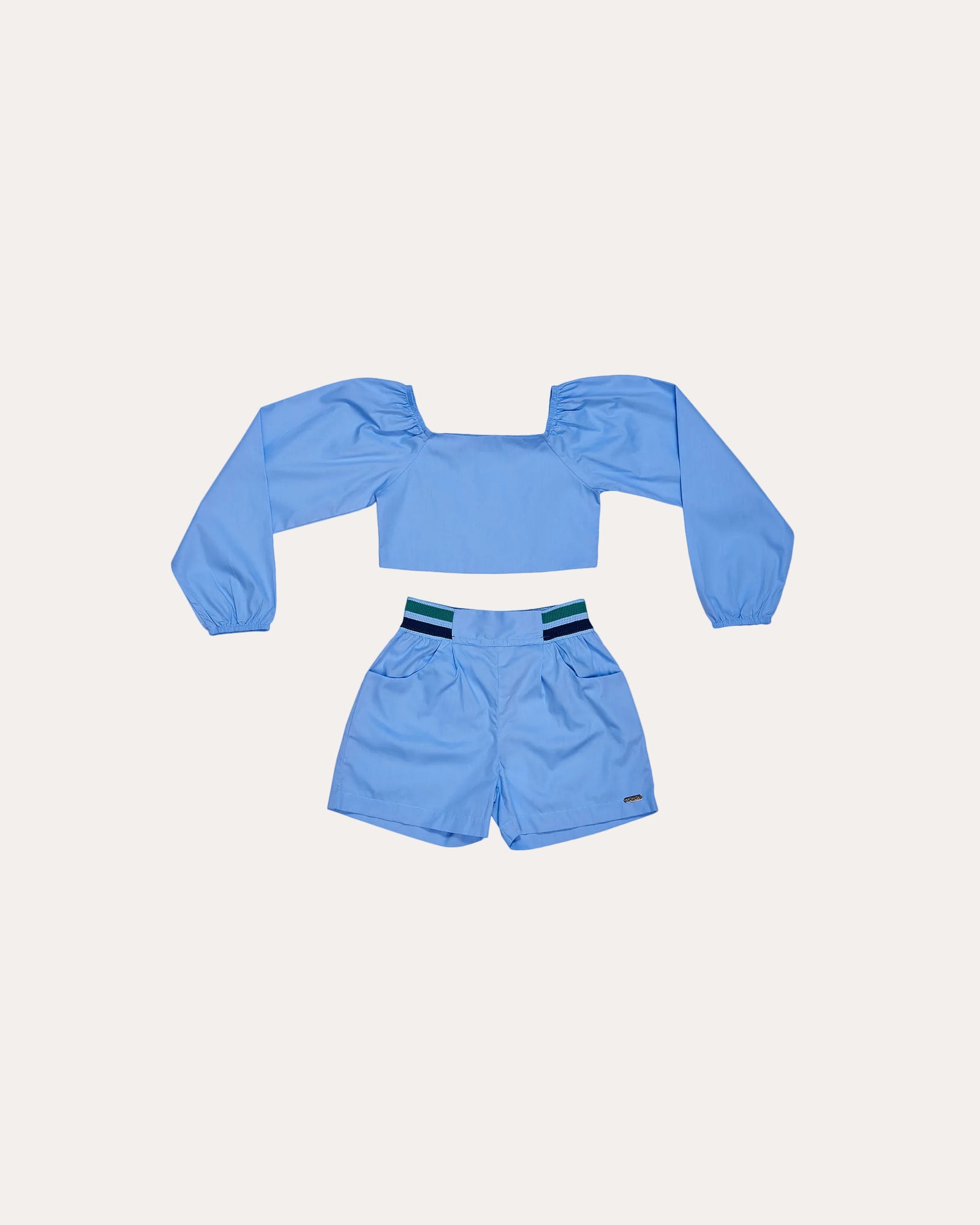Conjunto feminino infantil azul claro com cropped de mangas longas e short prático