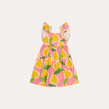 Vestido infantil feminino com estampa de peras em fundo rosa e alças com babados