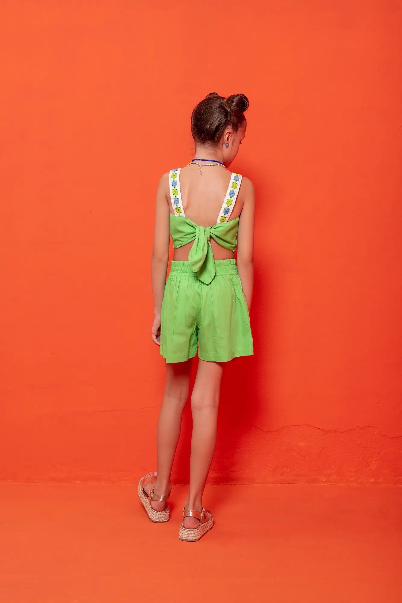 Conjunto feminino infantil verde com blusa de alças largas e short leve