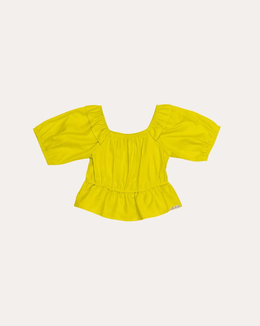 Blusa infantil feminina com mangas bufantes e detalhe de franzido na parte frontal
