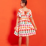 Vestido infantil com estampa de flores coloridas e mangas bufantes