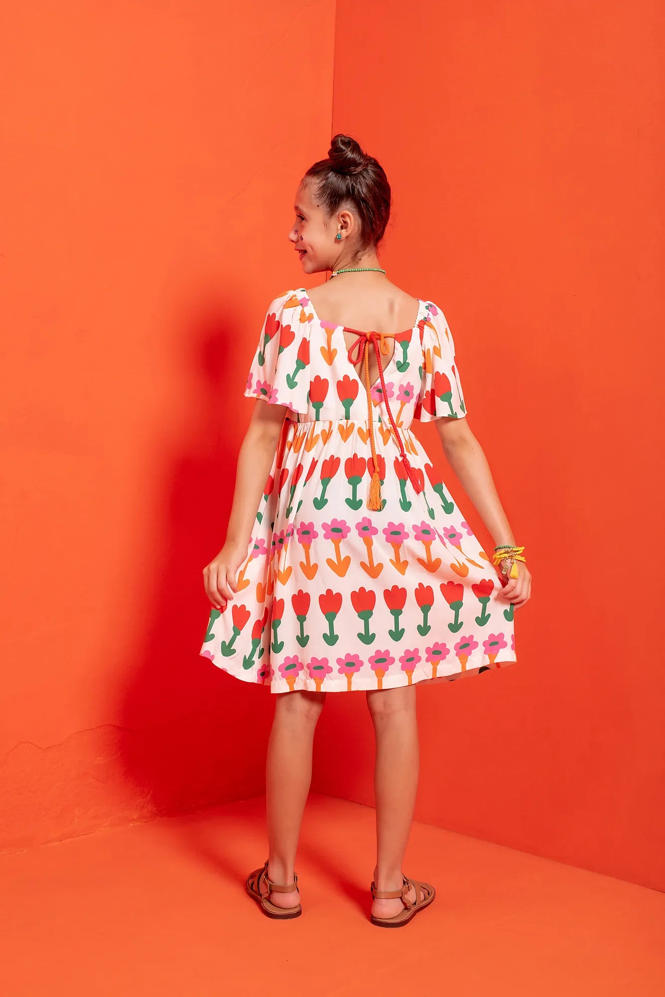 Vestido infantil com estampa de flores coloridas e mangas bufantes