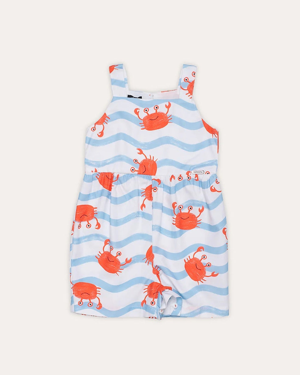 Macacão infantil com estampa de caranguejos em fundo azul listrado, alças largas