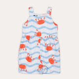 Macacão infantil com estampa de caranguejos em fundo azul listrado, alças largas