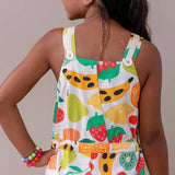 Jardineira infantil com estampa de frutas coloridas e alças largas