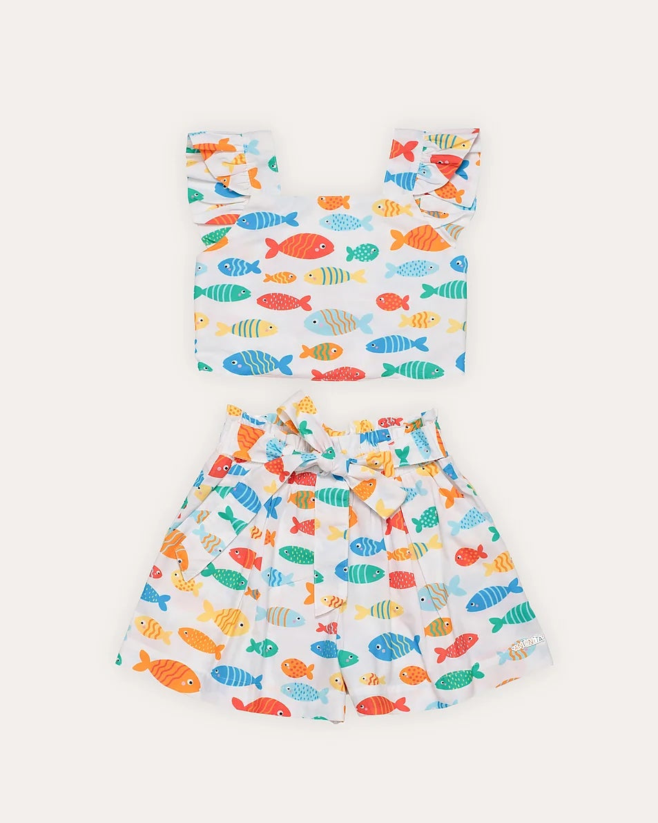 Conjunto infantil com blusa de alças largas e short estampado de peixes coloridos