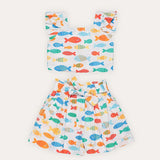Conjunto infantil com blusa de alças largas e short estampado de peixes coloridos