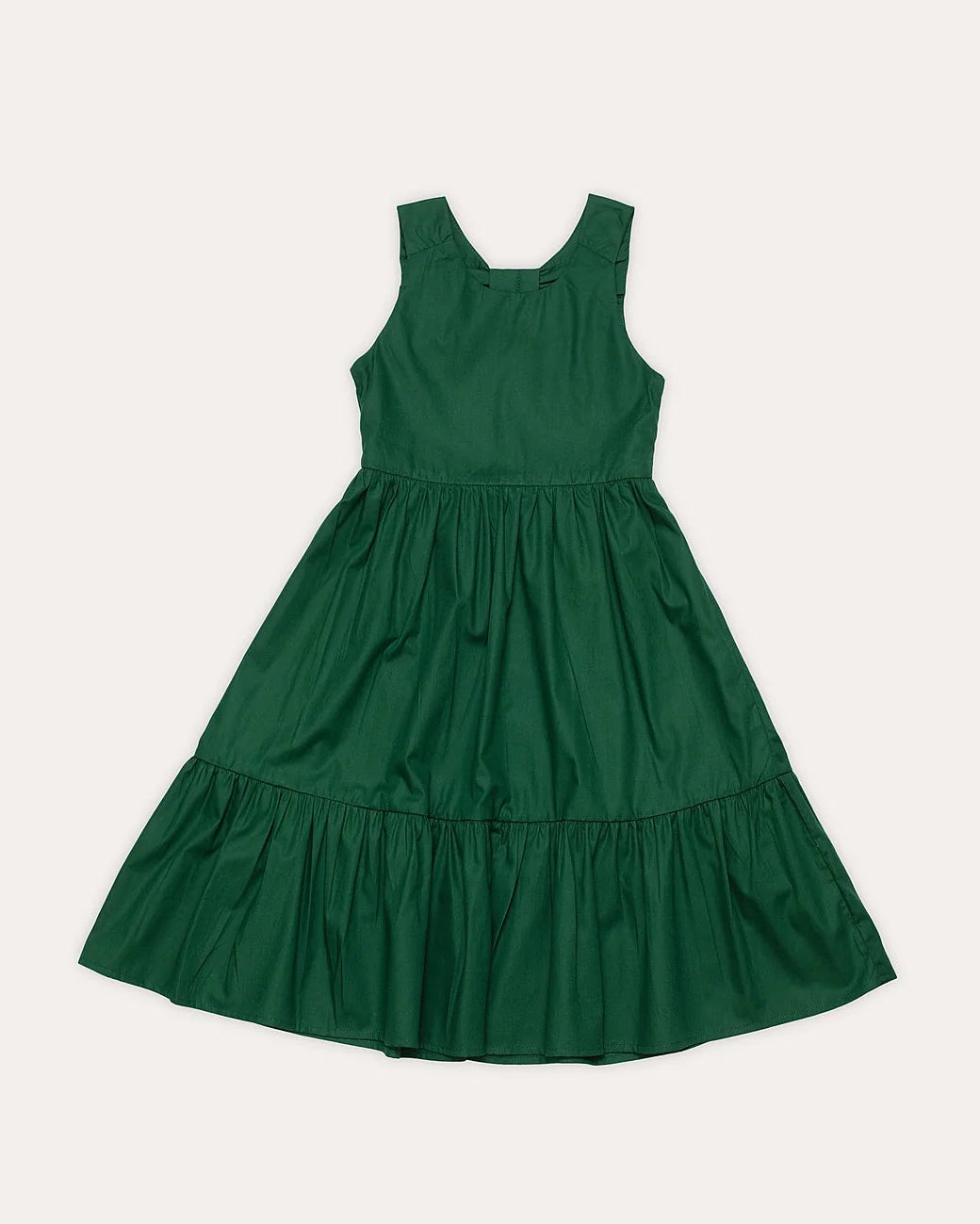 Vestido infantil com alças largas, saia ampla e babados na barra