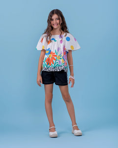 Conjunto feminino infantil com blusa de mangas amplas e short preto, estampa colorida de flores e bolinhas