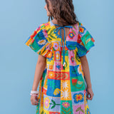 Vestido infantil feminino com estampa colorida de quadrados e flores, mangas bufantes