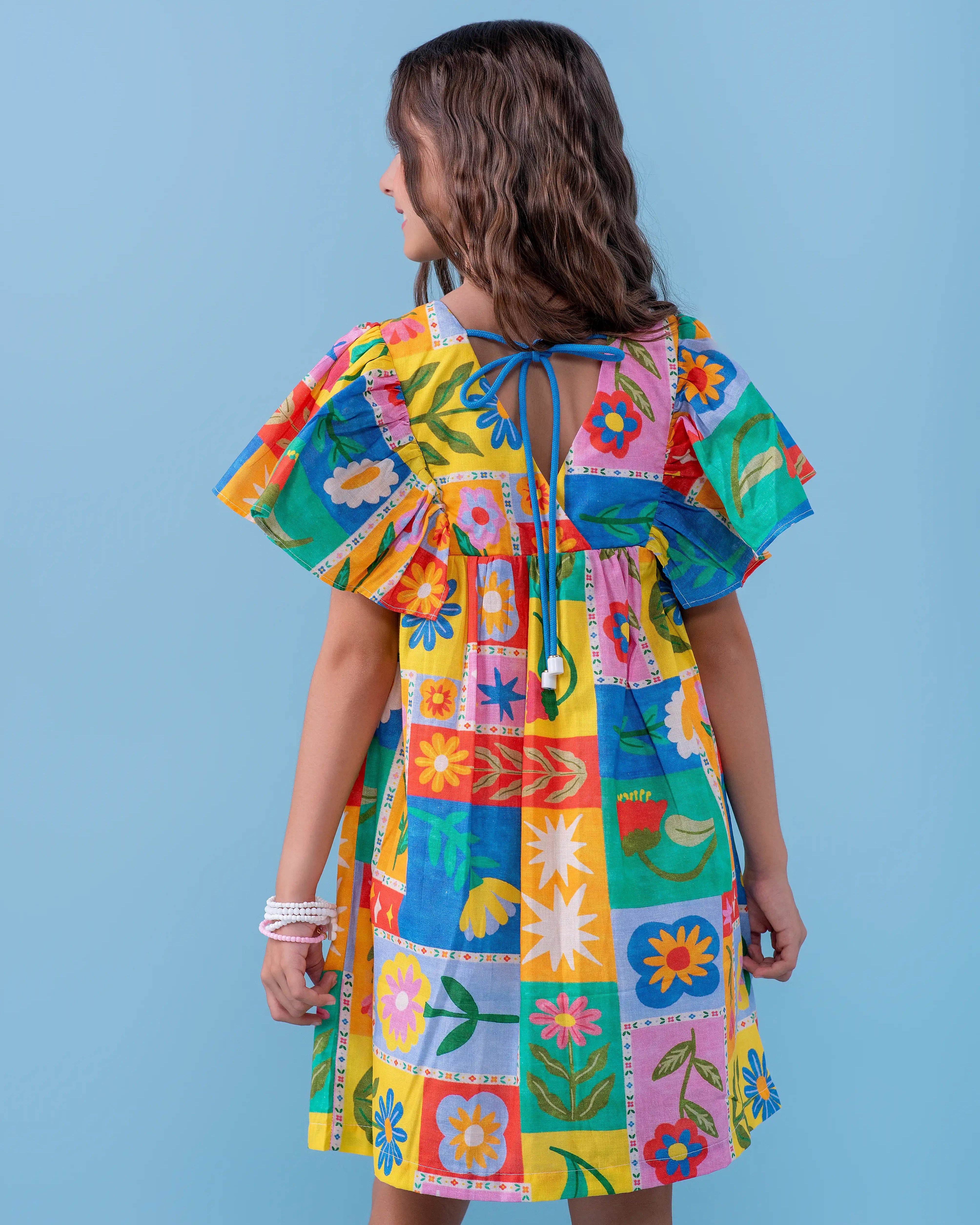Vestido infantil feminino com estampa colorida de quadrados e flores, mangas bufantes