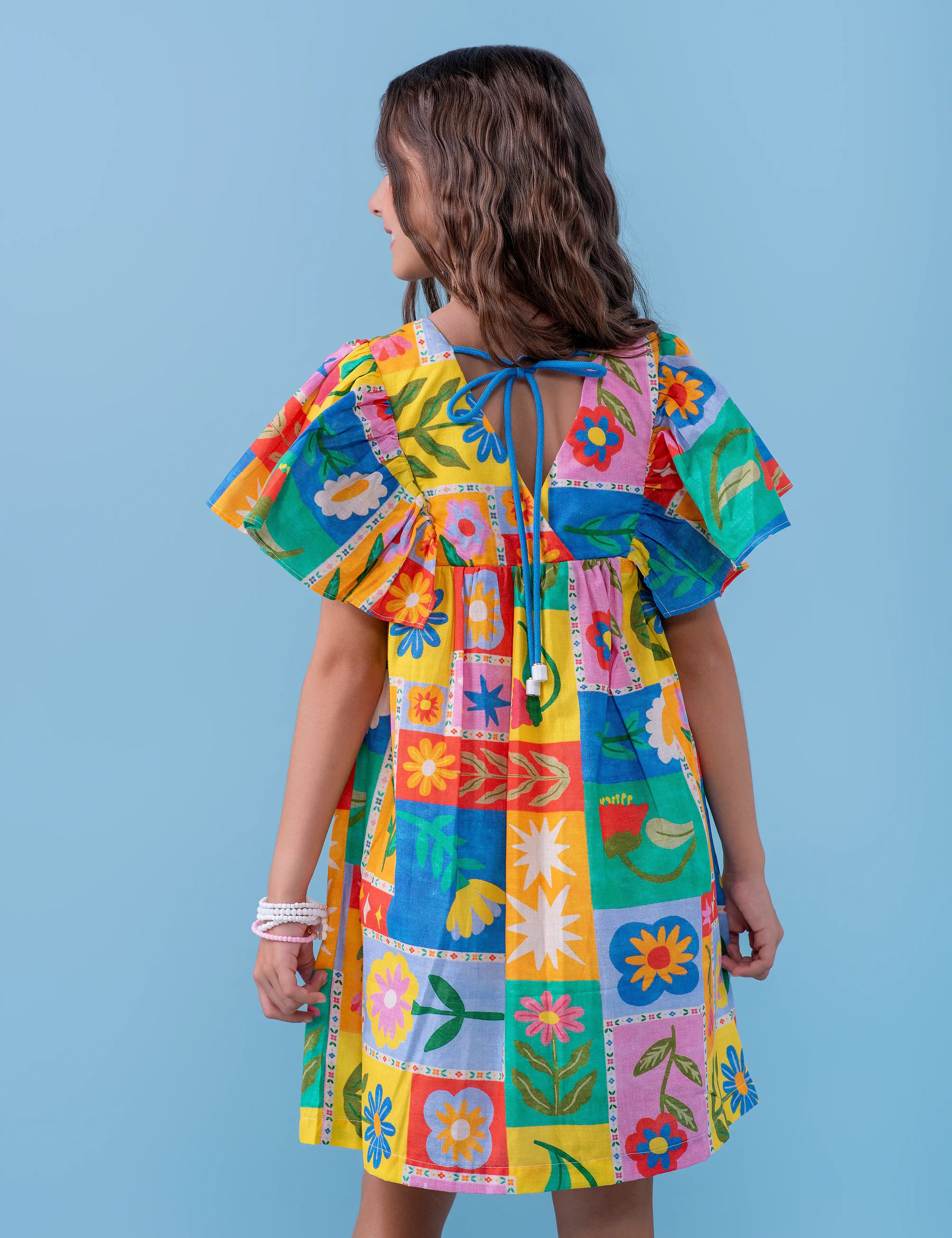 Vestido infantil feminino com estampa colorida de quadrados e flores, mangas bufantes