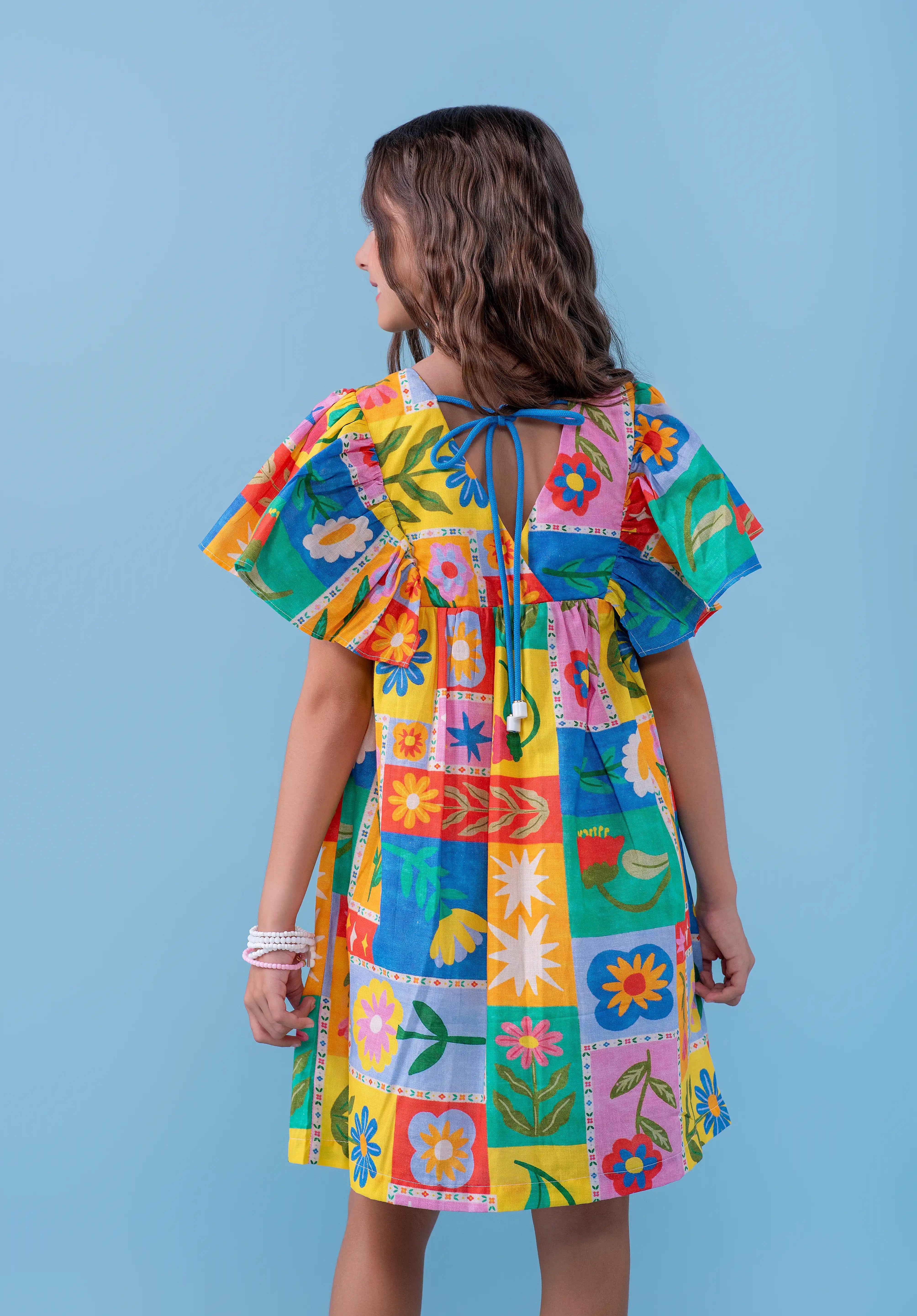 Vestido infantil feminino com estampa colorida de quadrados e flores, mangas bufantes