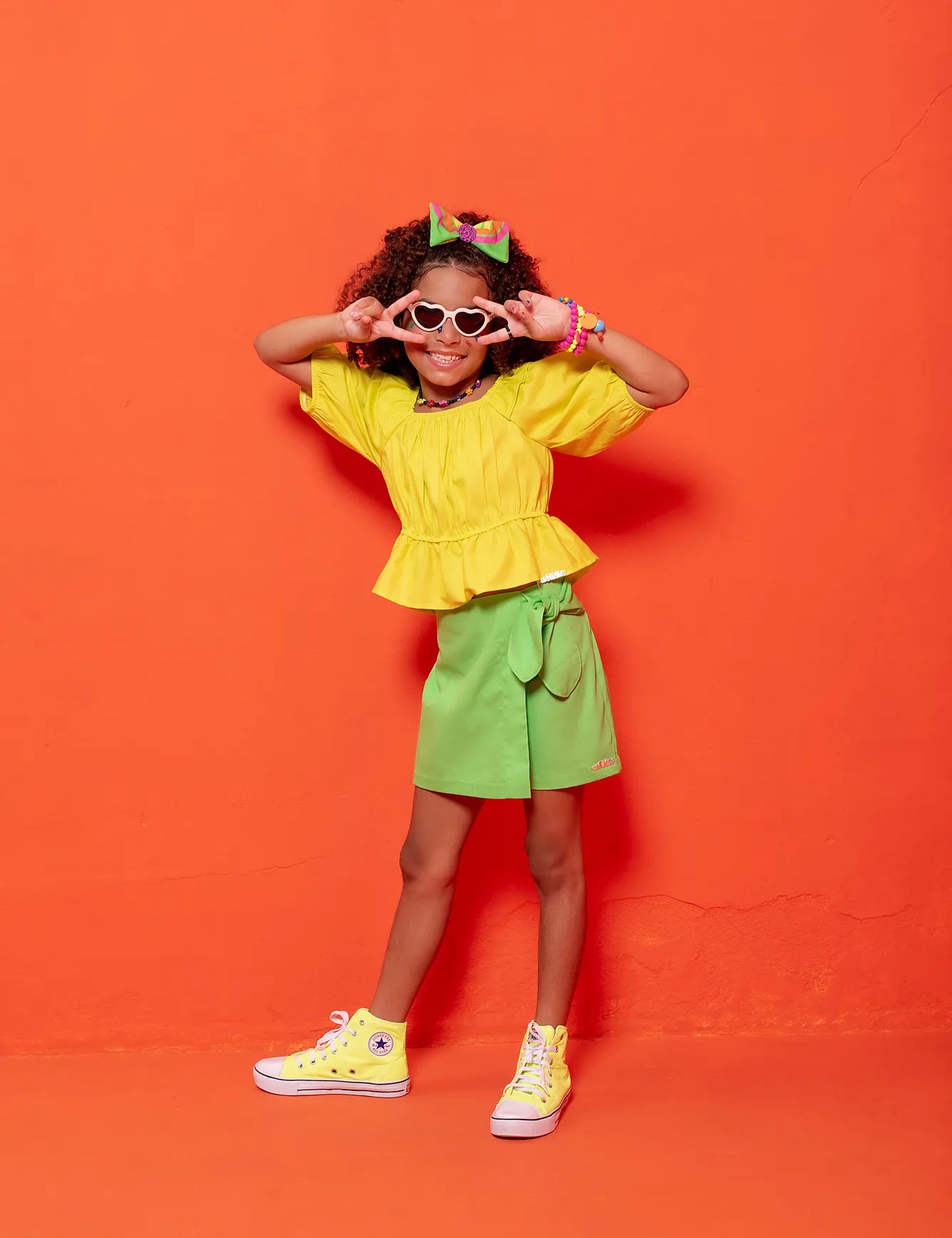 Blusa infantil feminina com mangas bufantes e detalhe de franzido na parte frontal