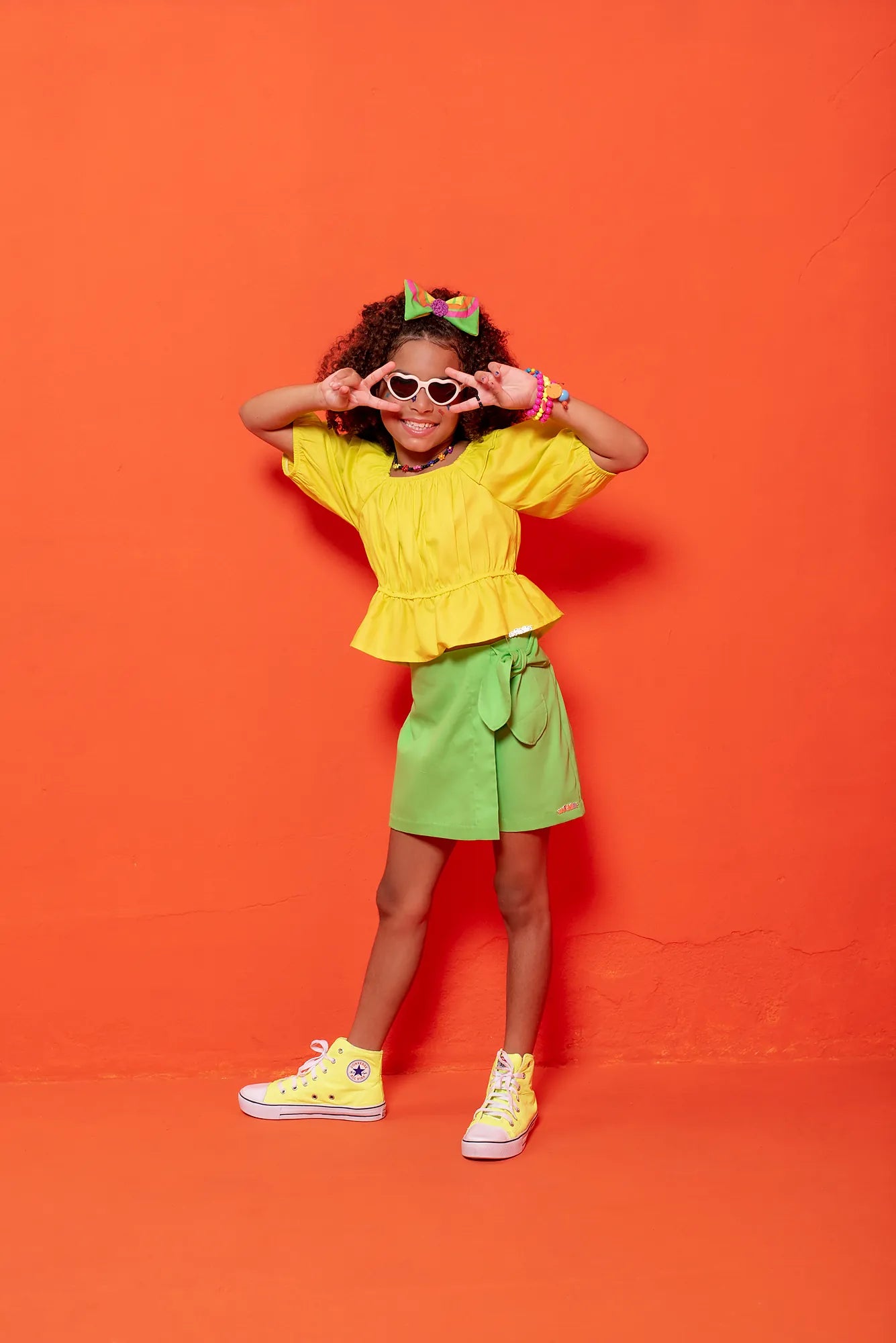 Blusa infantil feminina com mangas bufantes e detalhe de franzido na parte frontal