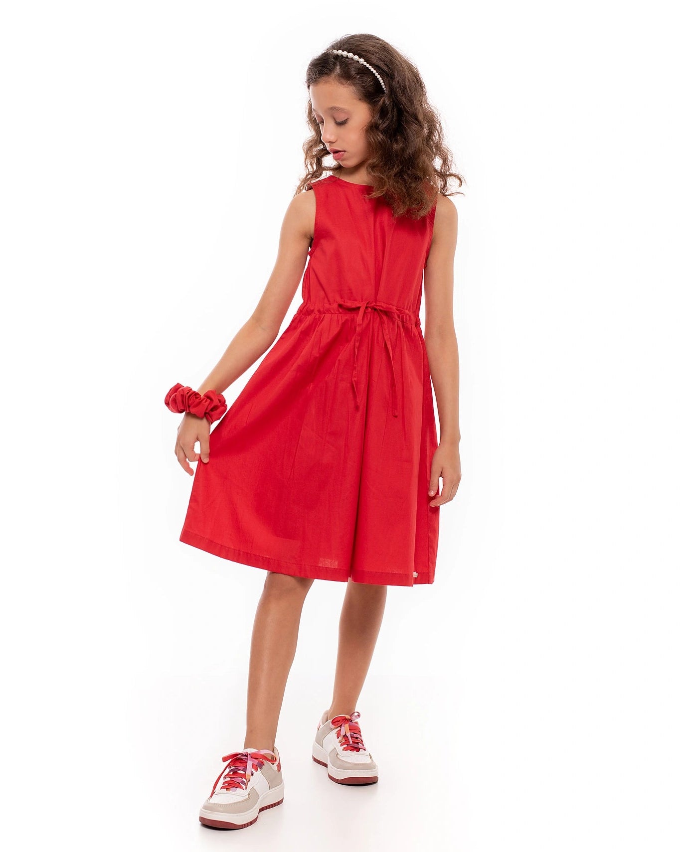 Vestido infantil feminino com alças largas, saia ampla e detalhe de laço na cintura