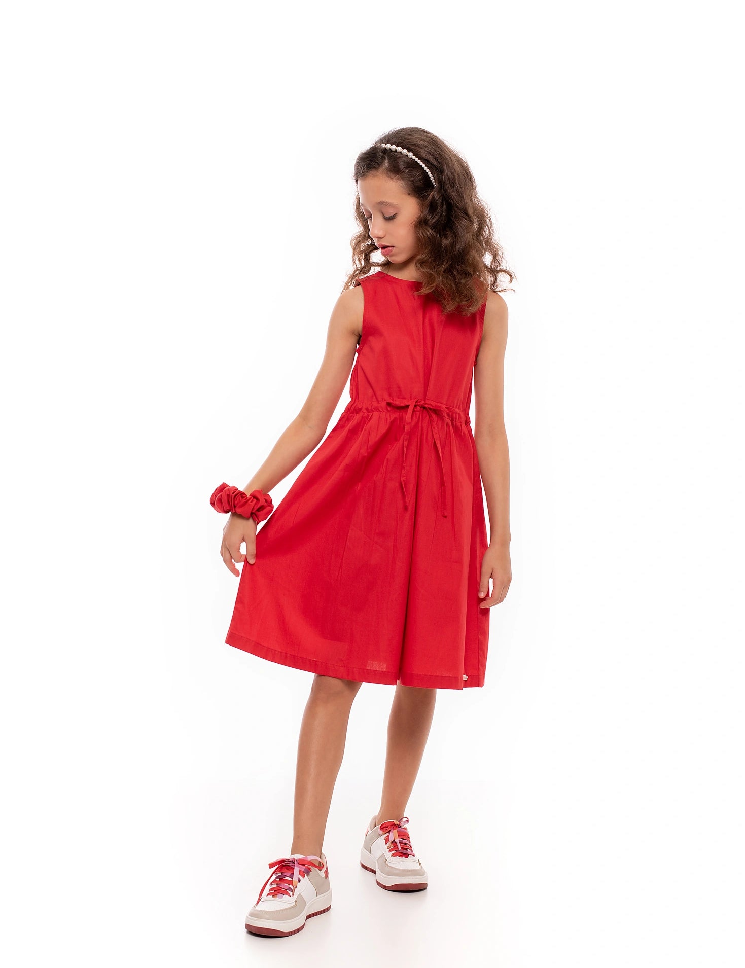 Vestido infantil feminino com alças largas, saia ampla e detalhe de laço na cintura