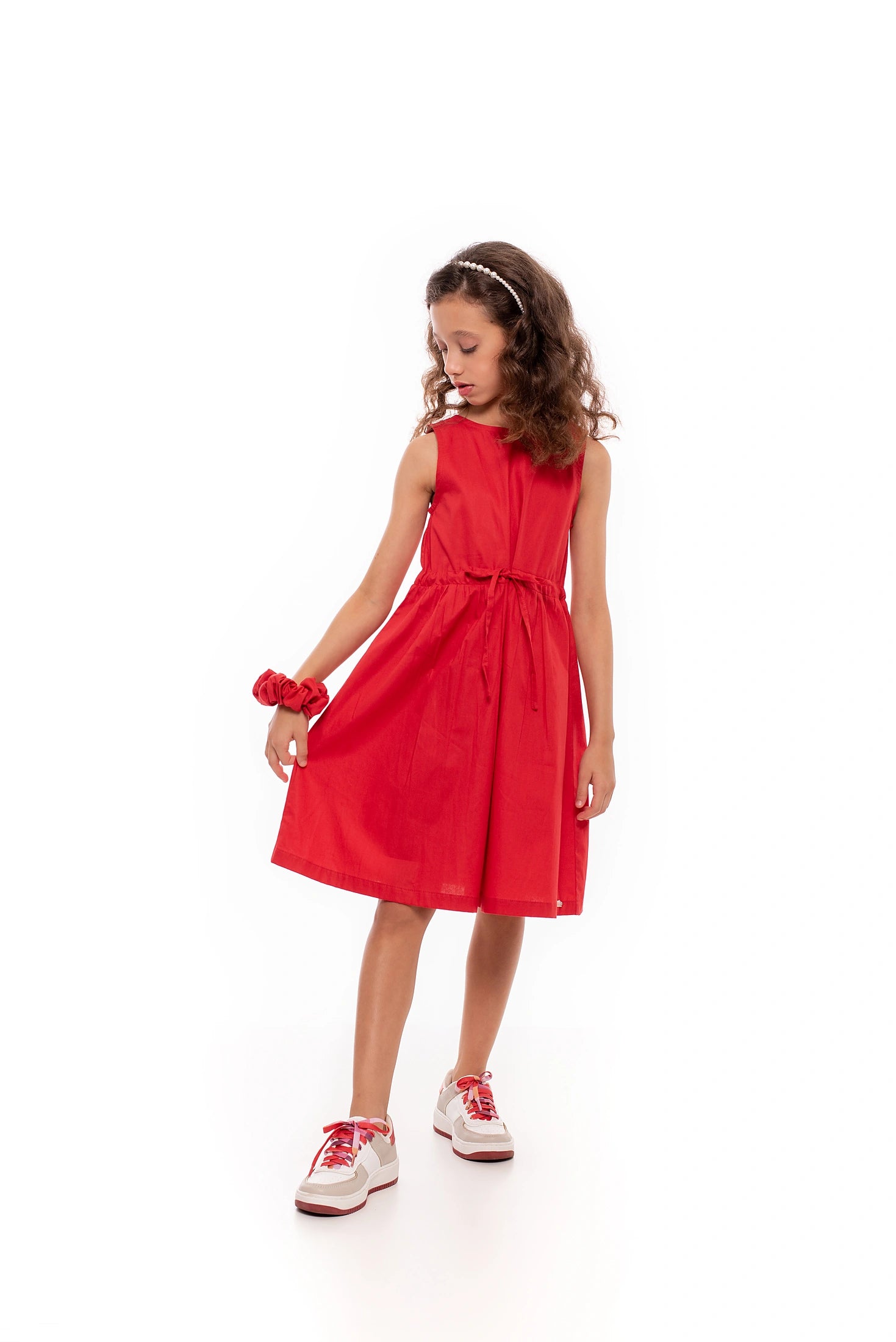 Vestido infantil feminino com alças largas, saia ampla e detalhe de laço na cintura