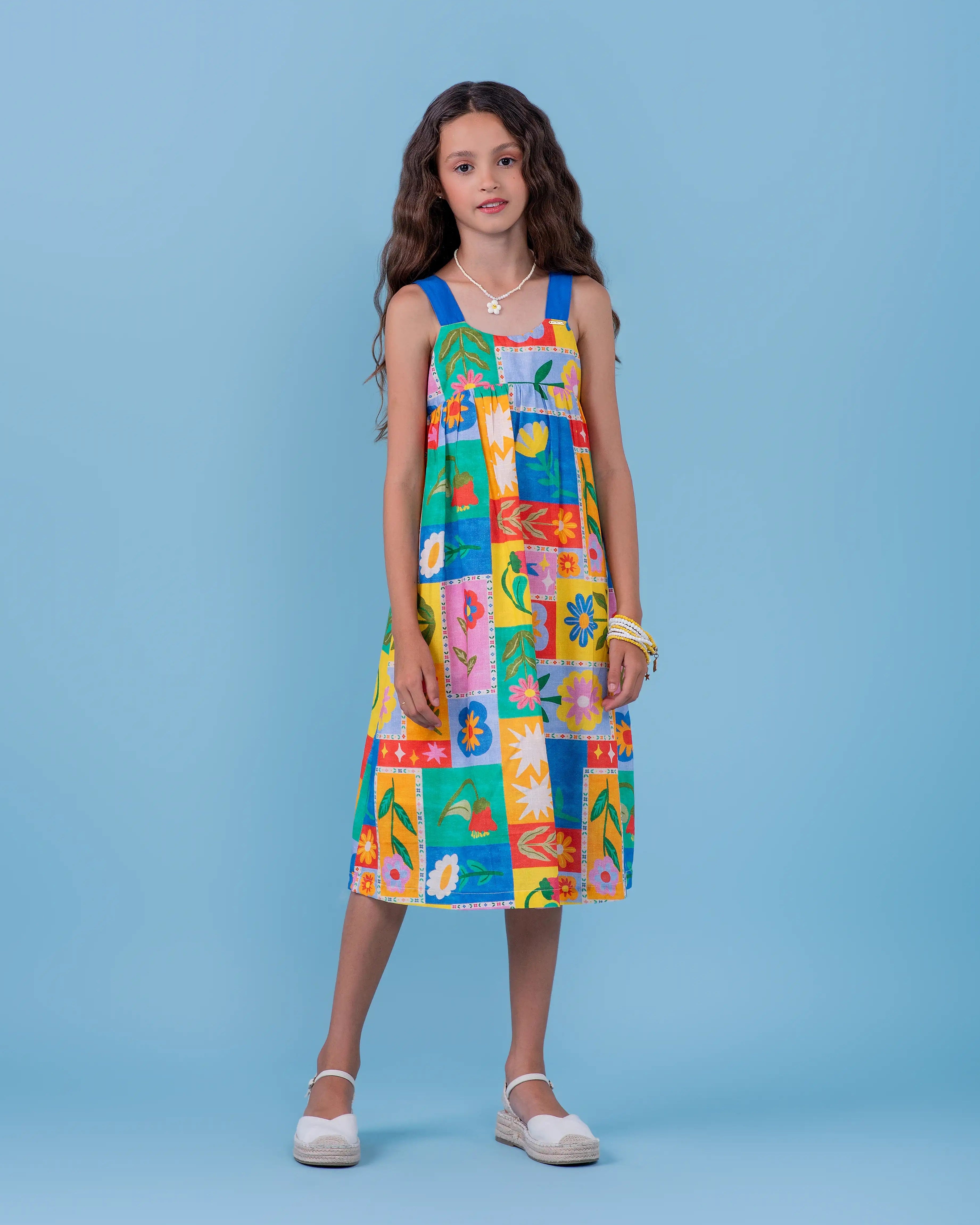 Vestido midi feminino infantil com estampa de quadrados coloridos e flores alegres