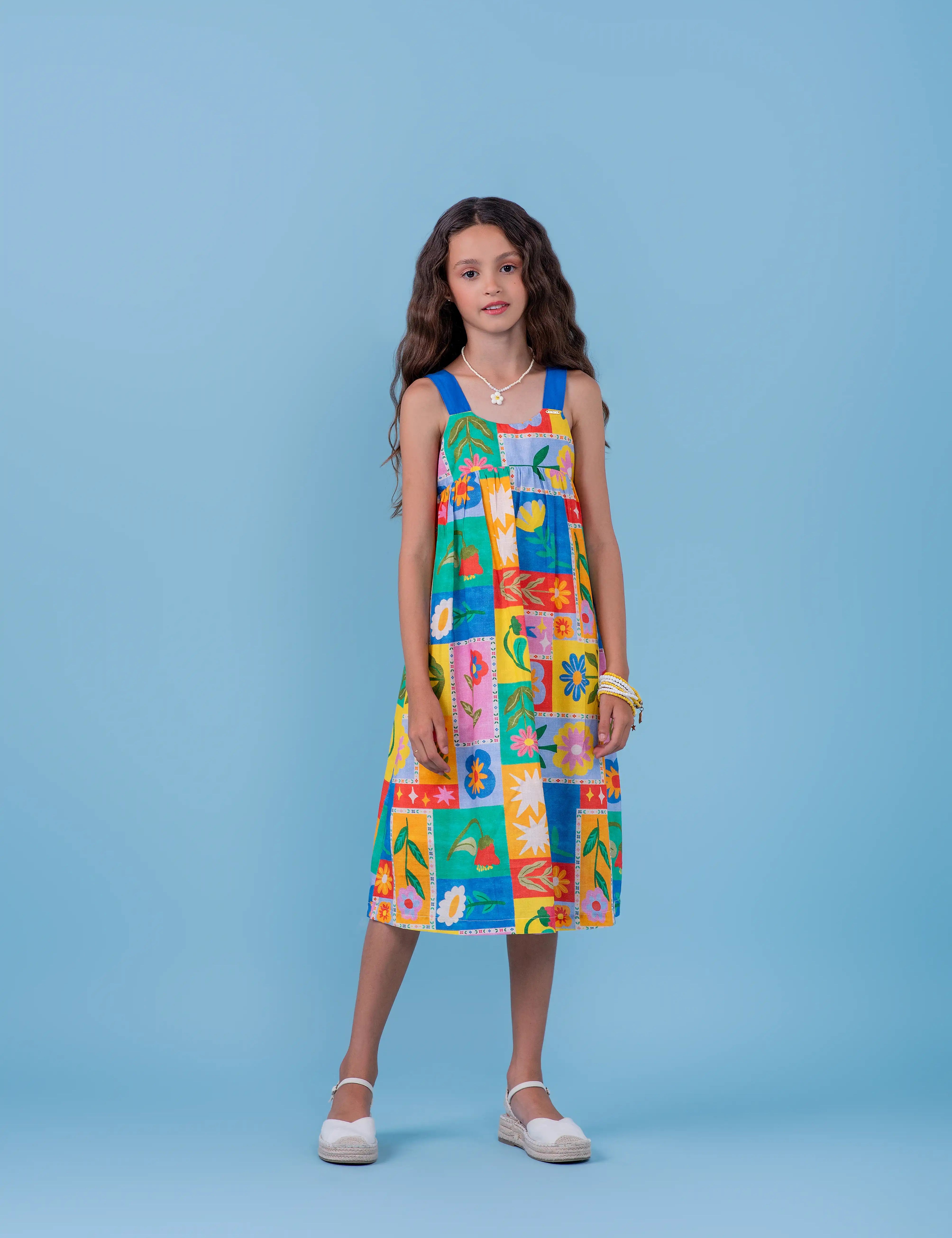 Vestido midi feminino infantil com estampa de quadrados coloridos e flores alegres