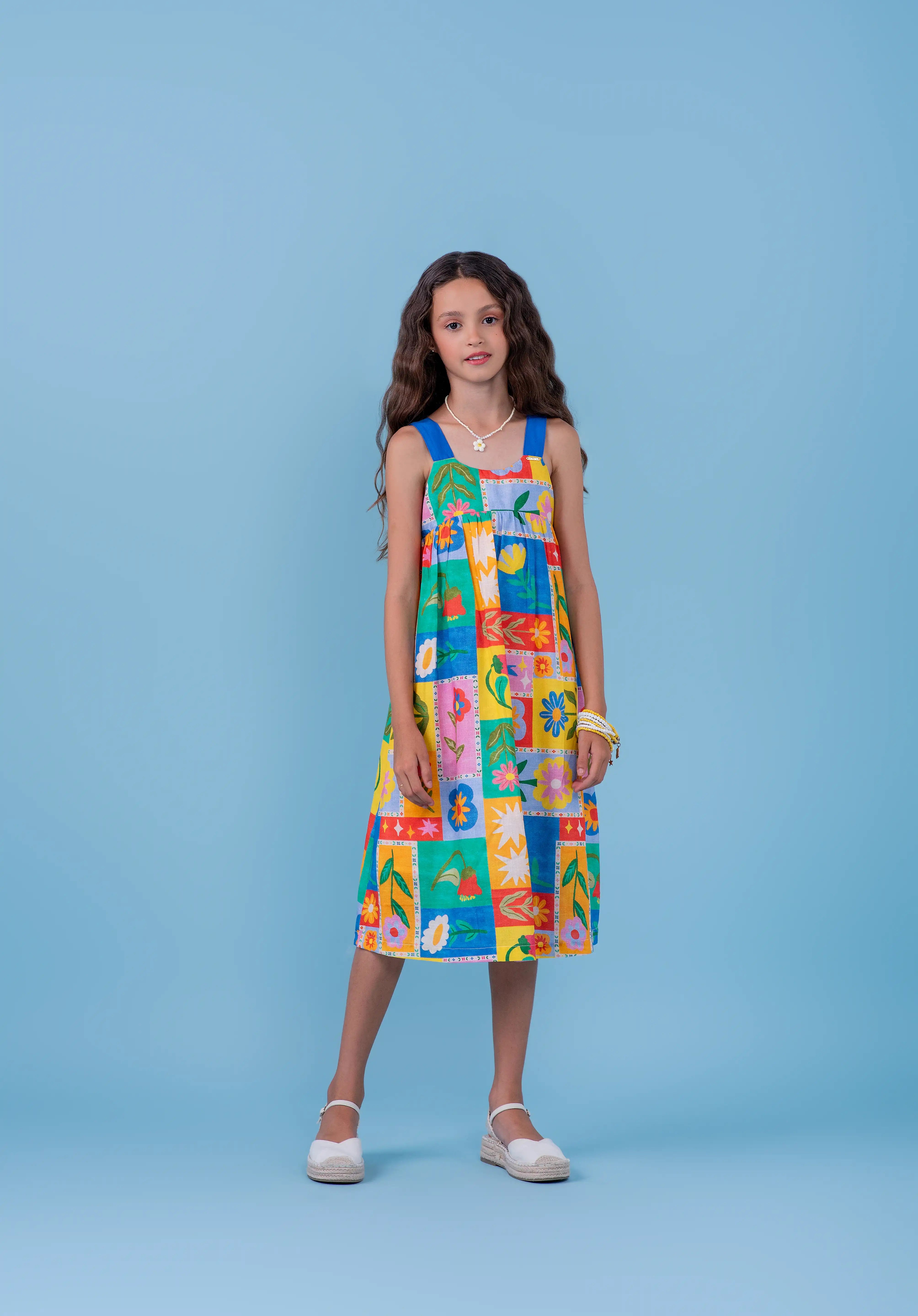 Vestido midi feminino infantil com estampa de quadrados coloridos e flores alegres