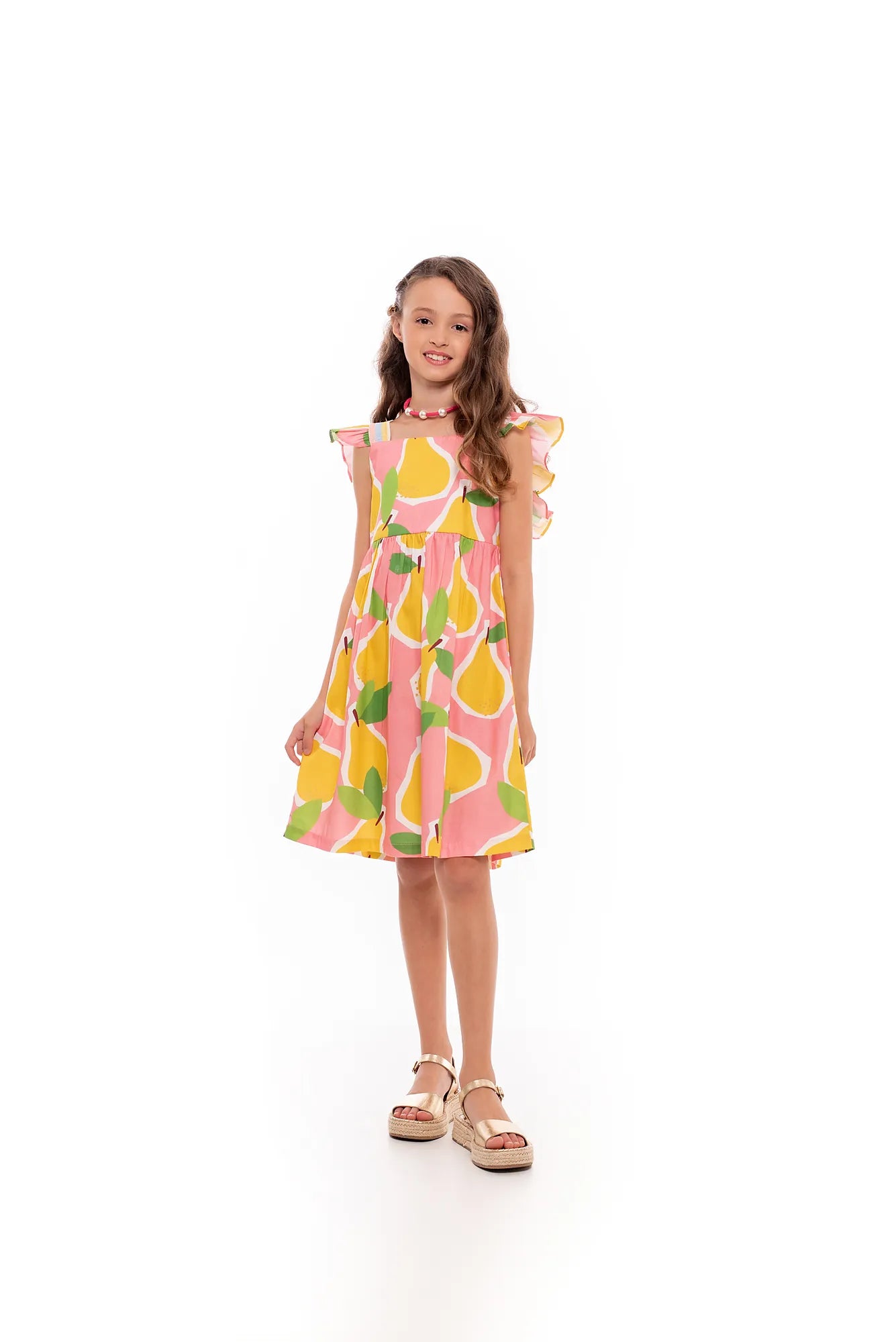 Vestido infantil feminino com estampa de peras em fundo rosa e alças com babados