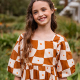 Vestido com estampa Grid em tons de marrom e laranja infantil feminino Antonita para meninas 