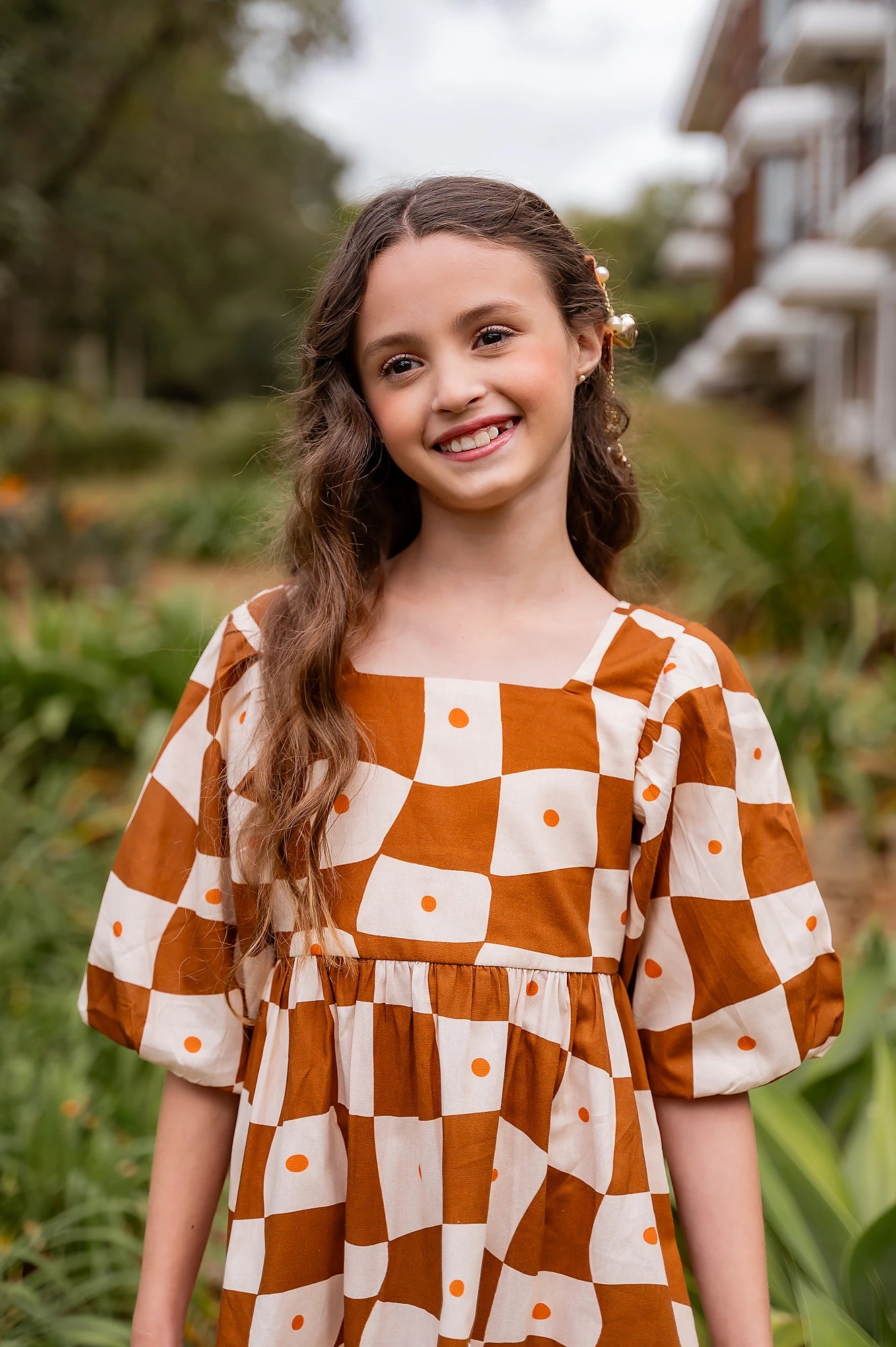 Vestido com estampa Grid em tons de marrom e laranja infantil feminino Antonita para meninas 