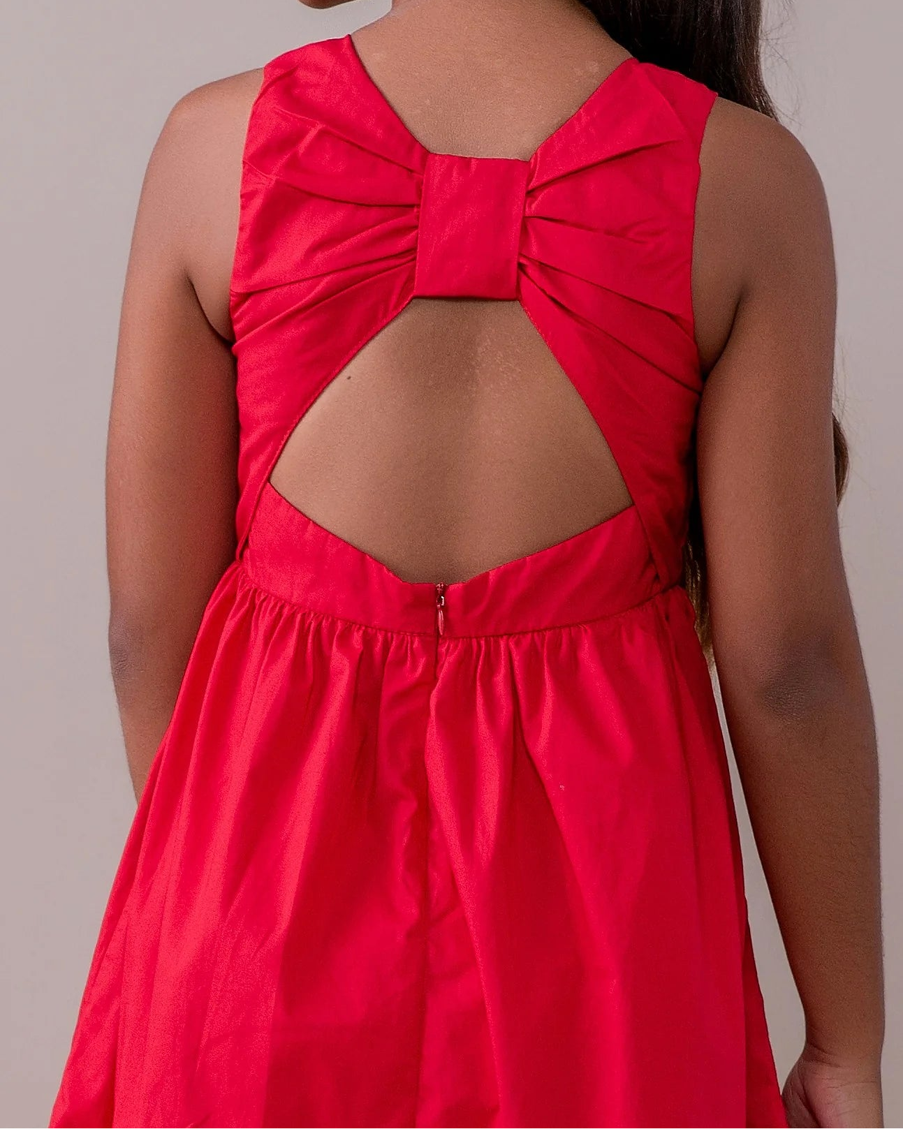 Vestido infantil com alças largas, saia ampla e babados na barra