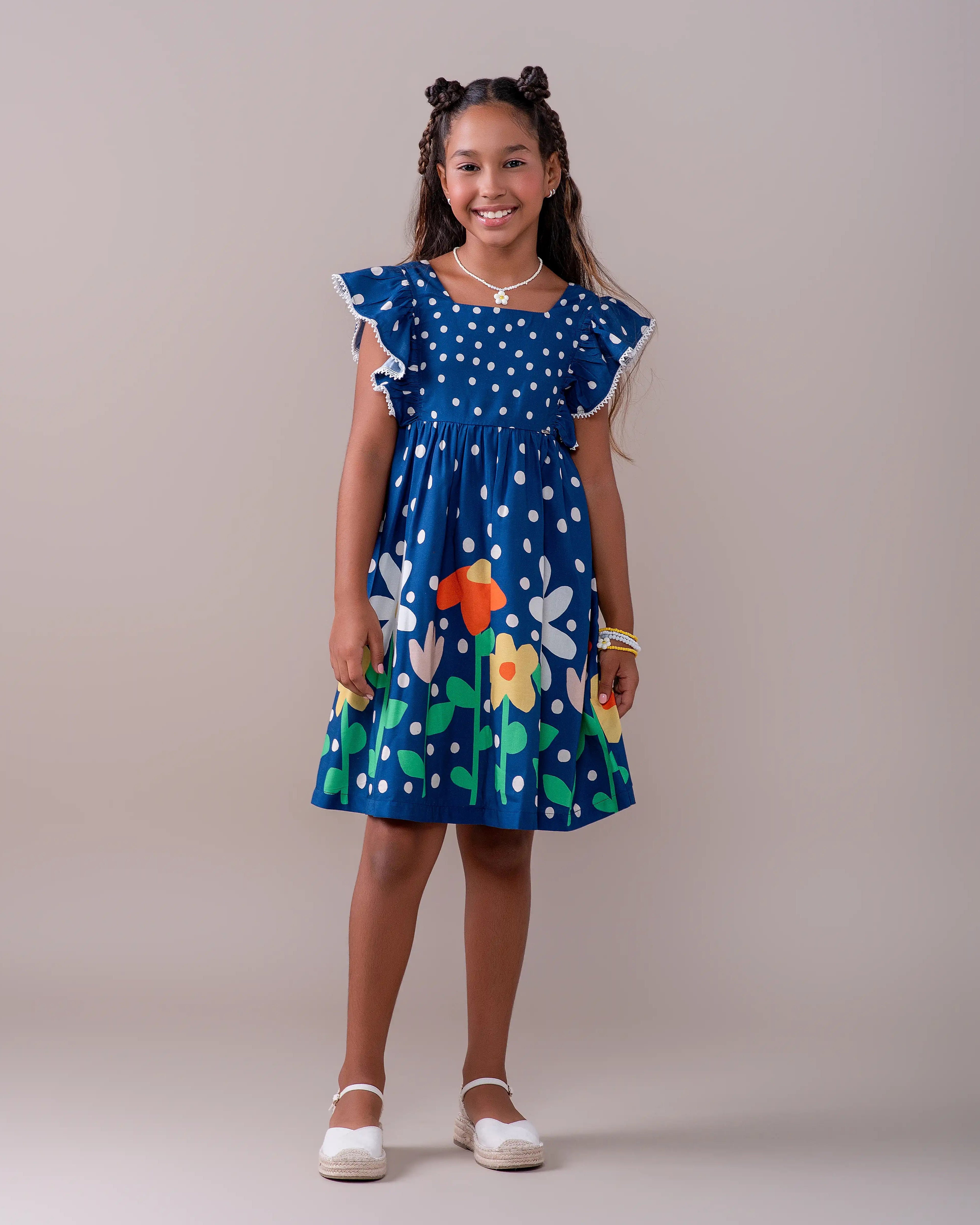 Vestido feminino infantil azul marinho com estampa de flores coloridas e alças largas