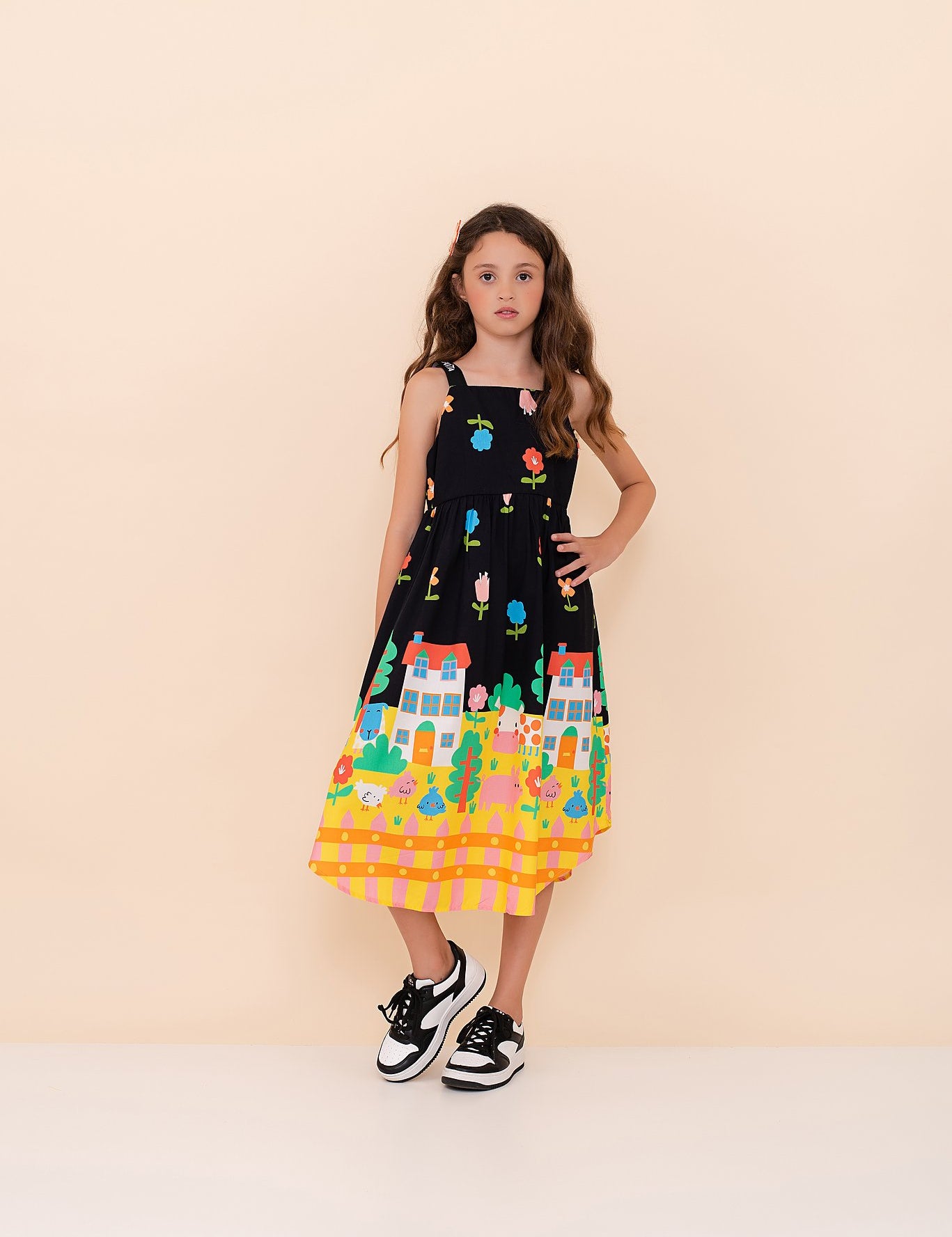 Vestido midi infantil com estampa de casas, flores e árvores, alças finas e saia rodada