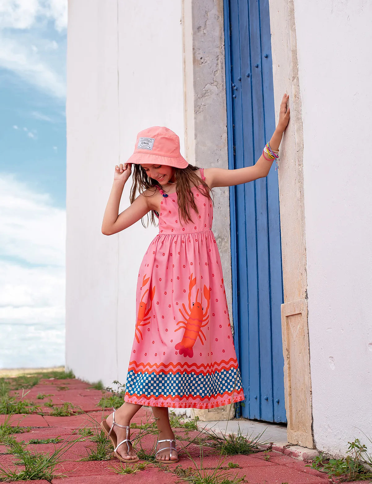 Vestido midi rosa com estampa de lagostas e saia rodada, alças finas, para meninas