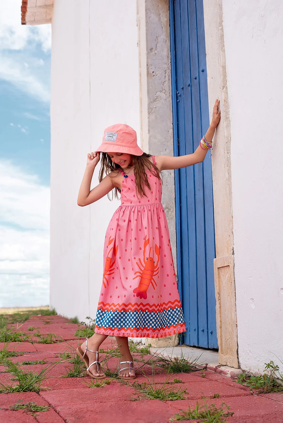 Vestido midi rosa com estampa de lagostas e saia rodada, alças finas, para meninas