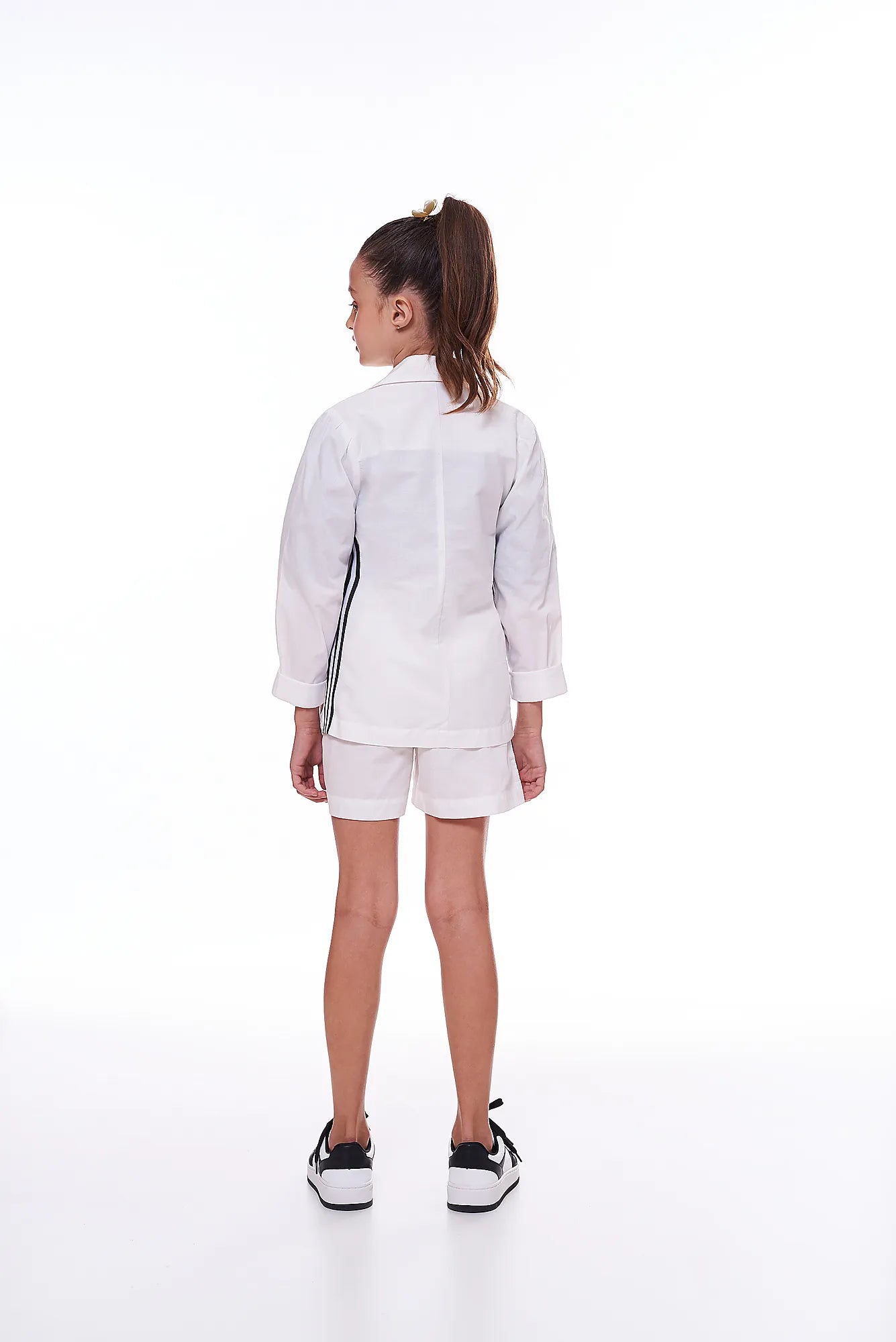 Conjunto feminino infantil branco com jaqueta de manga longa e short, detalhes em listras laterais