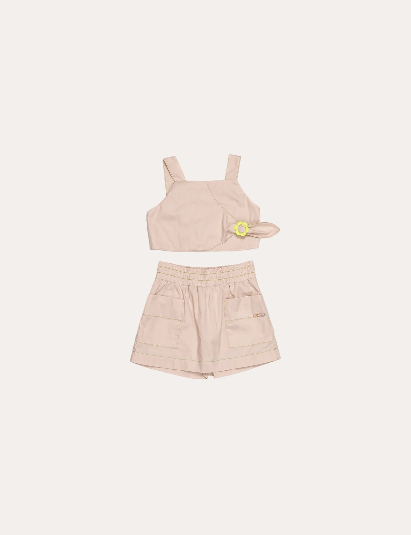 Conjunto infantil feminino com blusa de alças largas e short bege com bolsos