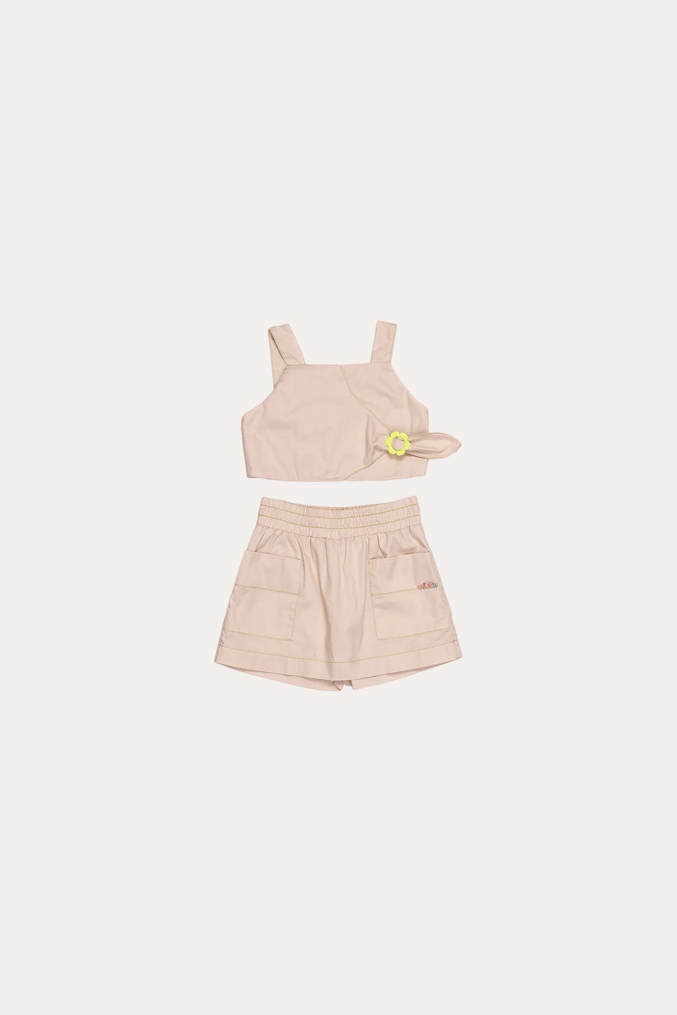 Conjunto infantil feminino com blusa de alças largas e short bege com bolsos
