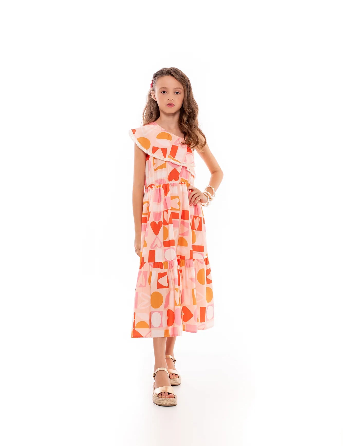 Vestido midi feminino infantil com estampa de corações e formas geométricas em rosa e laranja