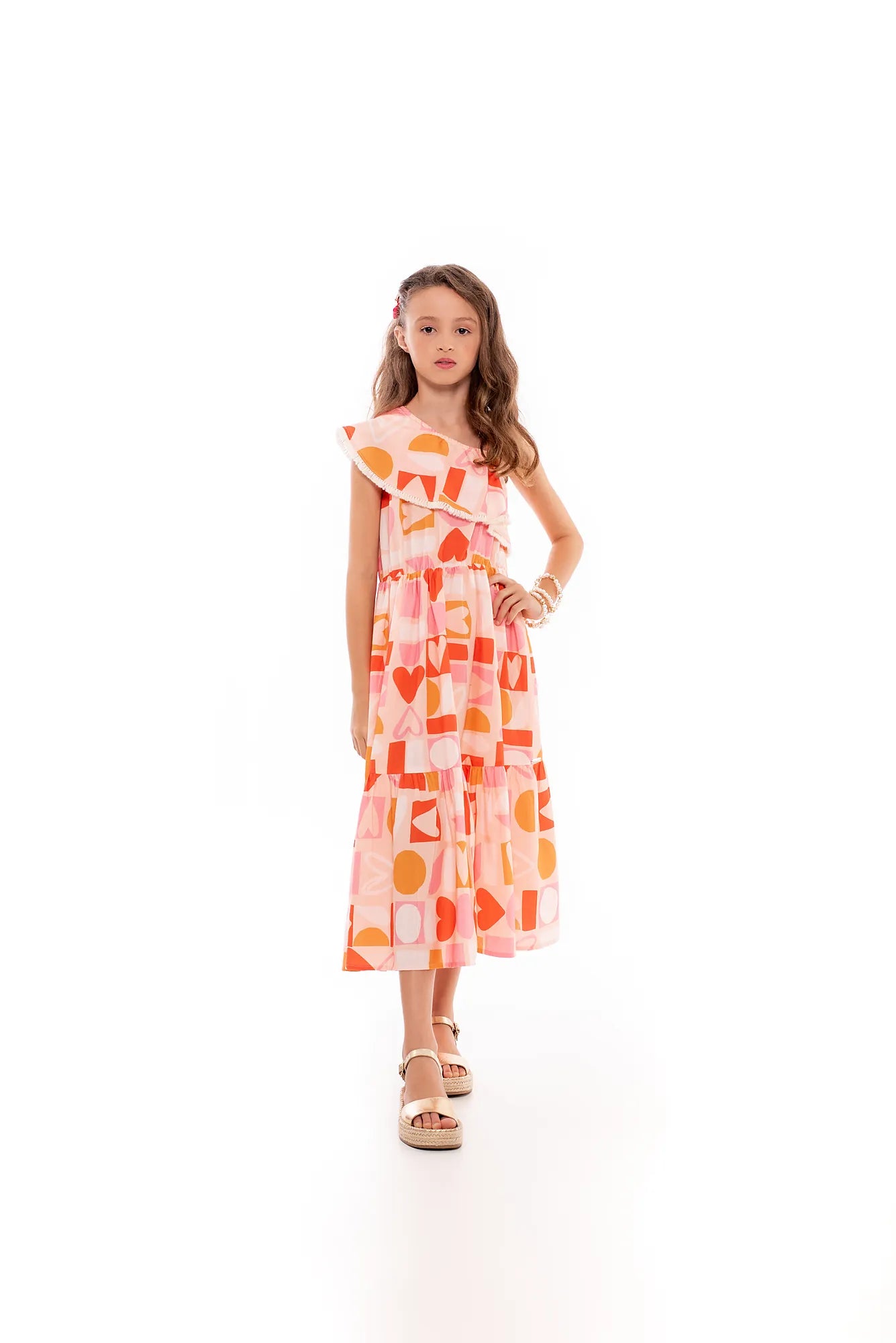 Vestido midi feminino infantil com estampa de corações e formas geométricas em rosa e laranja