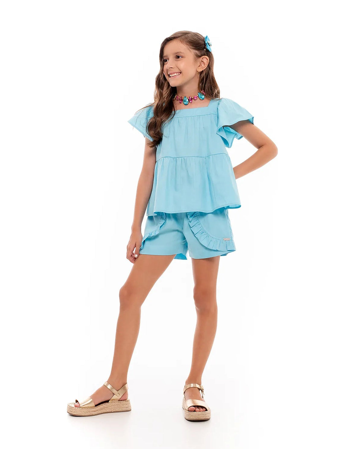 Conjunto feminino infantil azul com blusa de mangas amplas e short com babados