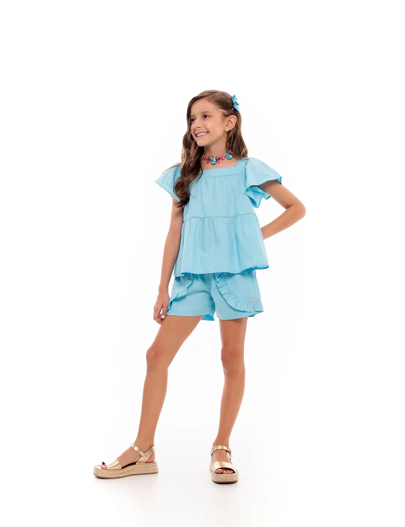 Conjunto feminino infantil azul com blusa de mangas amplas e short com babados