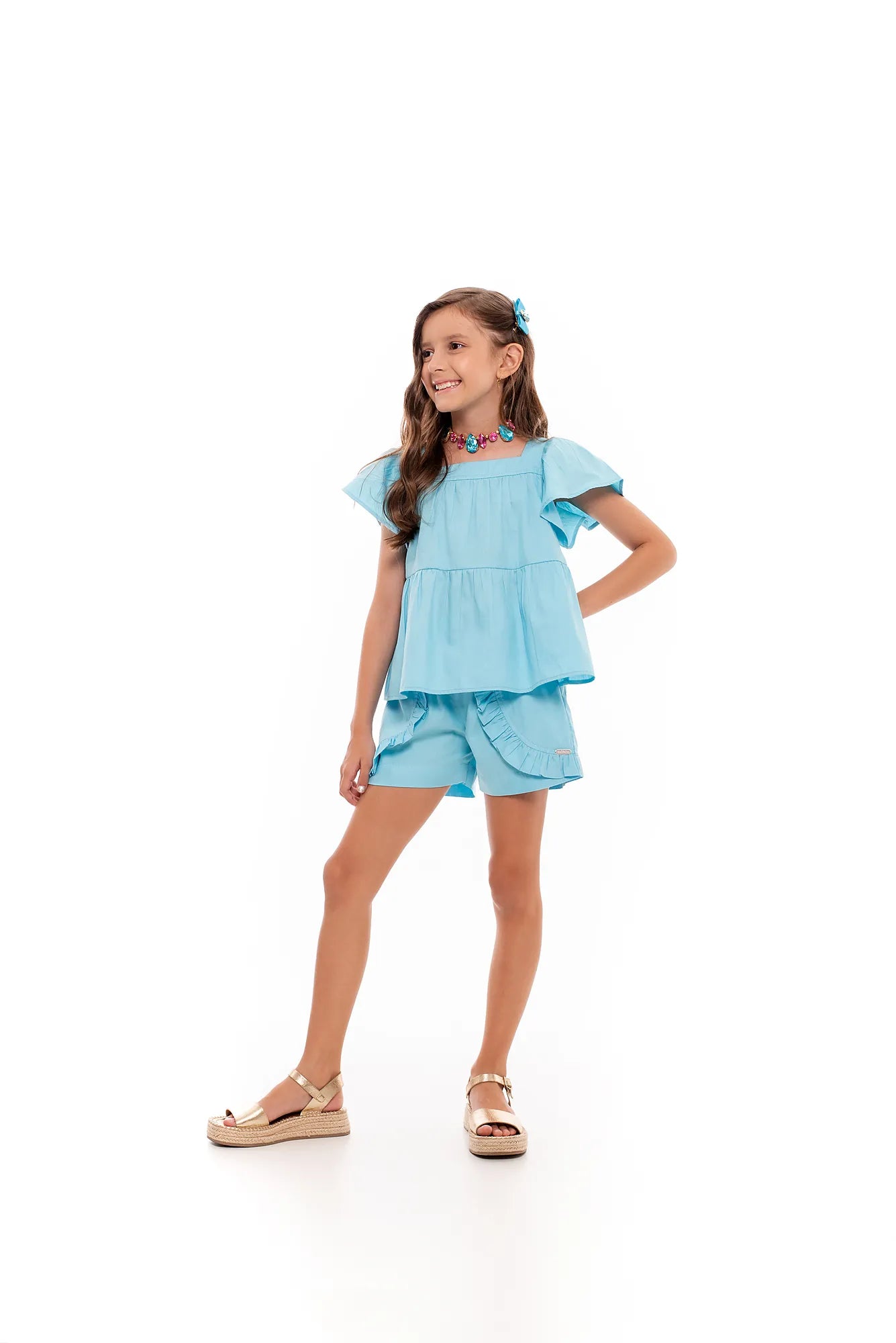 Conjunto feminino infantil azul com blusa de mangas amplas e short com babados