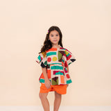 Conjunto feminino infantil com blusa estampada em formas geométricas e short laranja