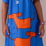Vestido infantil azul com estampa de cachorrinhos Basset e mangas amplas